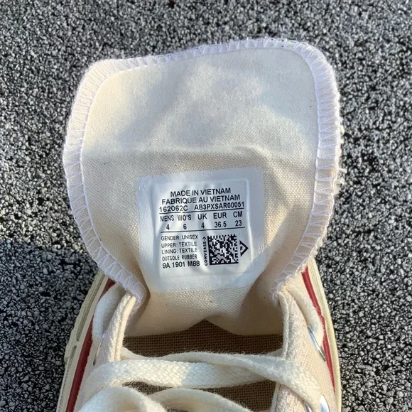 Converse Chuck Taylor- Chuck 70 Canvas-
Parchment/Garnet/Egret NIB- Size 6 - Picture 7 of 11